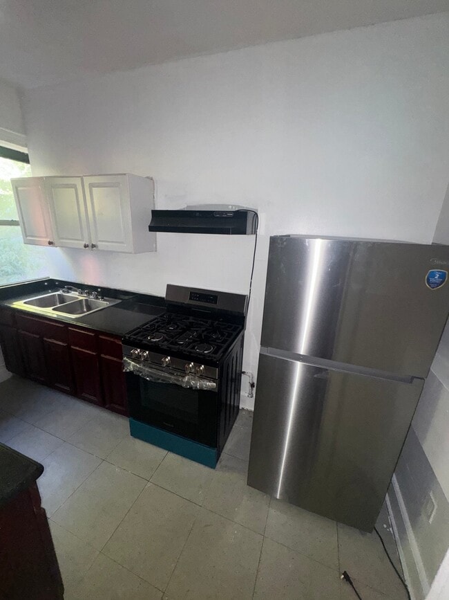 Building Photo - 2680 Bailey Ave Unit 2FL