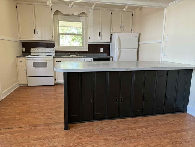 Photo - 1611 Nutwood St