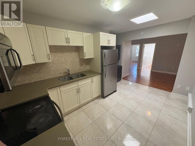 Photo - 341 Lakeshore Rd E