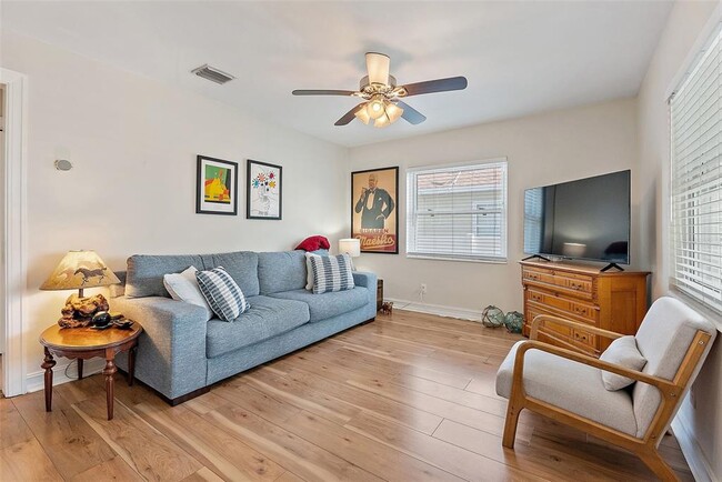 Photo - 918 27th St N