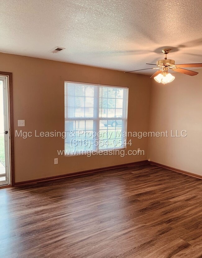 Photo - 200-202 NW Parker Dr