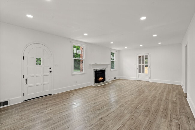 Photo - 1775 Broughton St