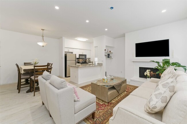 Building Photo - 710 Bering Dr Unit H