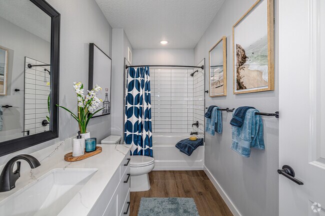 Vista Cay 3BR, 2BA - 1,387SF - Second Bathroom