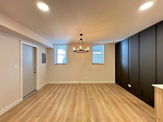 Photo - 2439 W Walton St