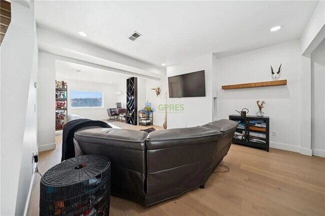 Photo - Charming 2-Bedroom Pittsburgh Home with Hardwood Floors, Central Air & Private Deck