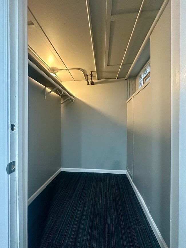 Building Photo - 1727 Reaney Ave E Unit #0