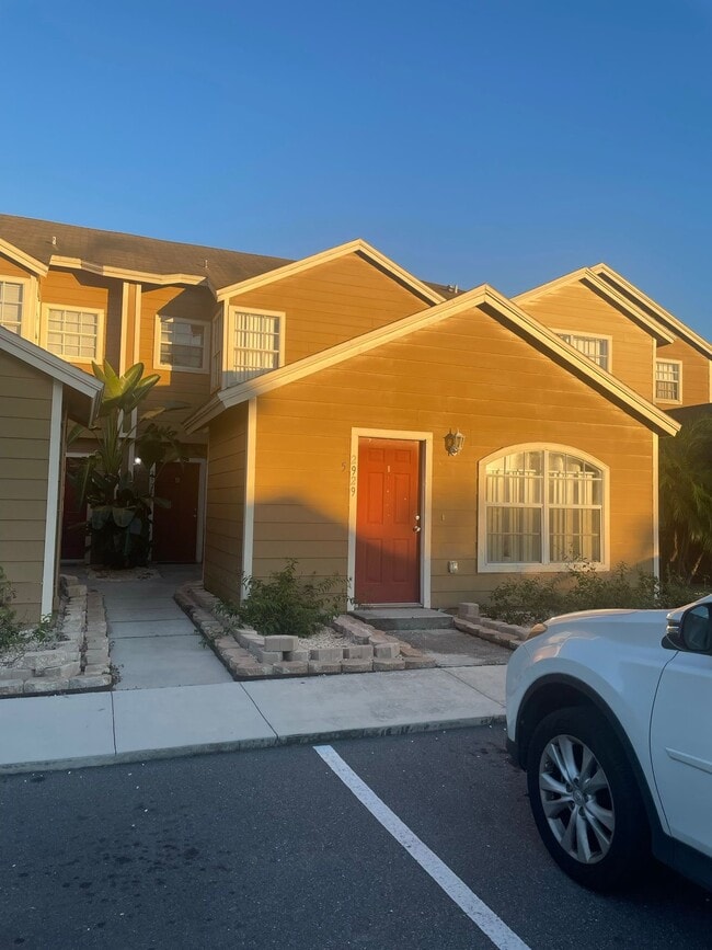 Building Photo - 2929 Fan Palm Dr