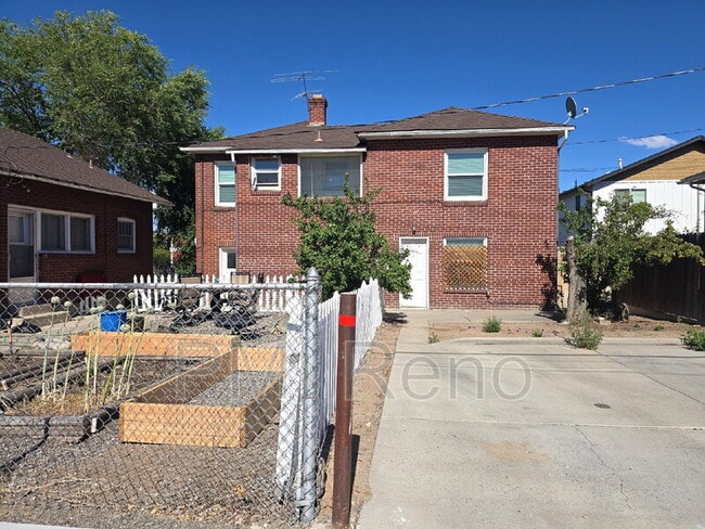 Building Photo - 422 St Lawrence Ave Unit B