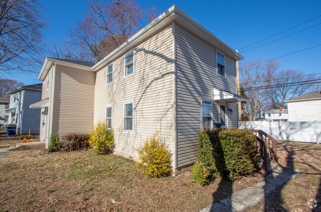 Building Photo - Charming 2 Bedroom 1 Bathroom - Great 2 Be... Rental