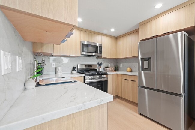 Building Photo - Showing Times: to schedule a viewing, please contact us Unit 15065 Henley Dr # 1