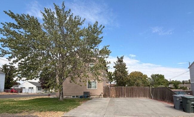 1211 Torbett St
