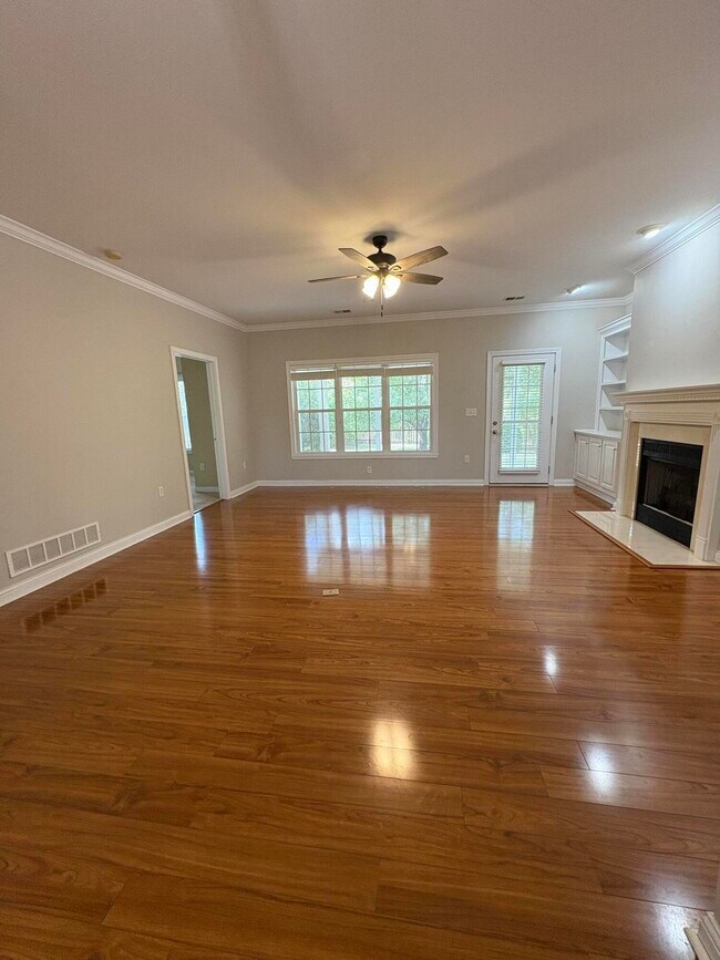 Photo - 520 Wellington Way