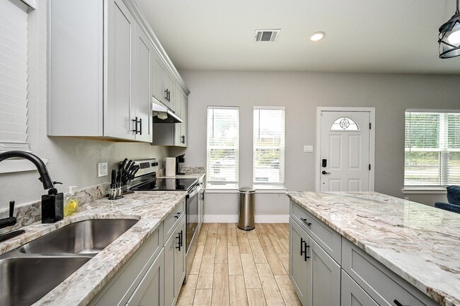 Photo - 5007 Briscoe St