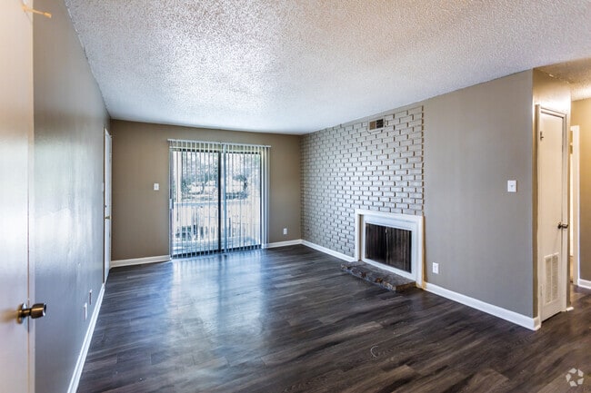2 BR, 1,5 BA - 775SF