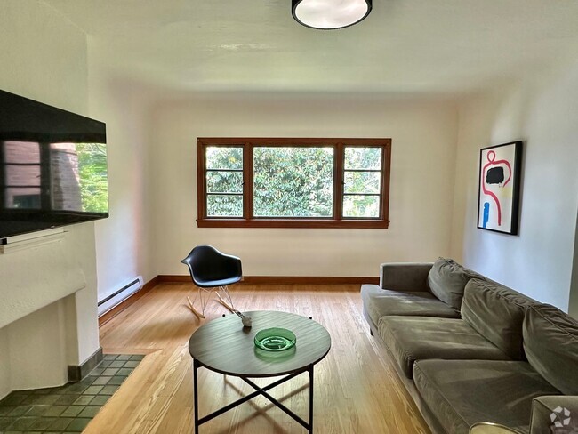 Building Photo - Beautiful 1 bed condo in desired Eastlake!... Unit 202