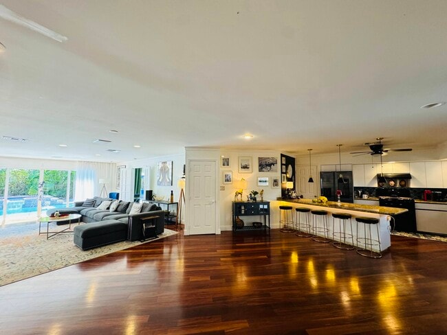 Photo - 1728 NE 40th St