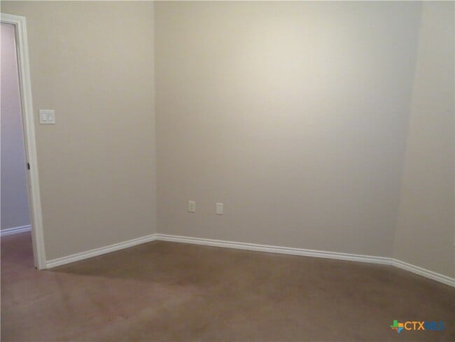 Building Photo - 758 Saengerhalle Rd