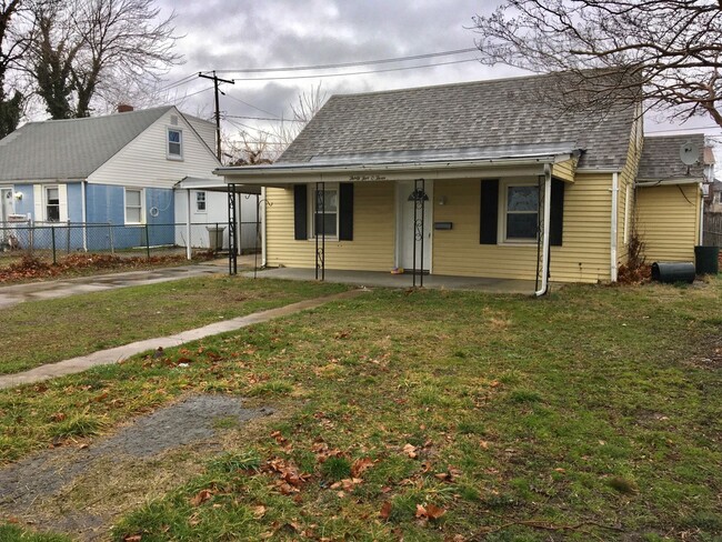 Building Photo - Charming 3 Bedroom/1 Bathroom Home with Carport - Dundalk!