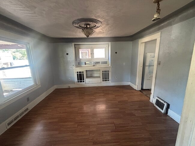 Photo - 737 Crandall Ave