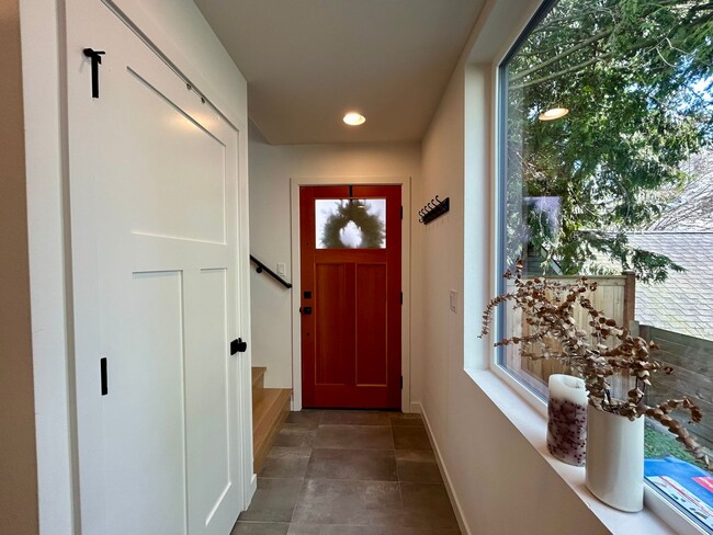 Photo - Spacious Ballard Townhome- 2 Bedrooms with Parking