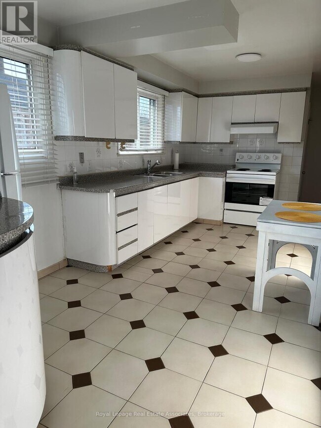 Photo - 1590 Coram Crescent