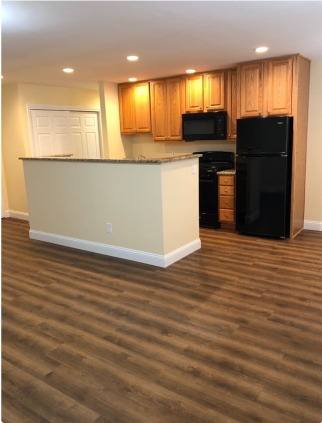 Photo - Beautifully One Bedroom Two Blocks From Train!! On-Site Parking available! Unit 436-C5