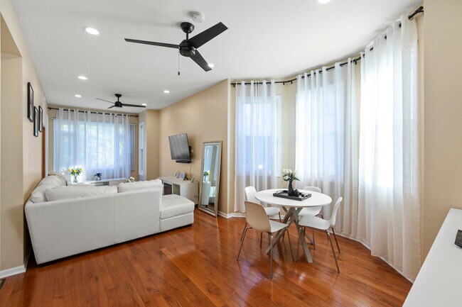 Photo - 2028 N Hamlin Ave