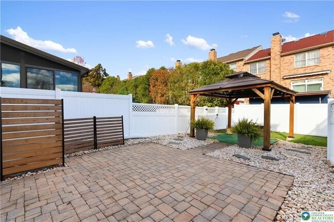 Photo - 1885 Redwood Dr