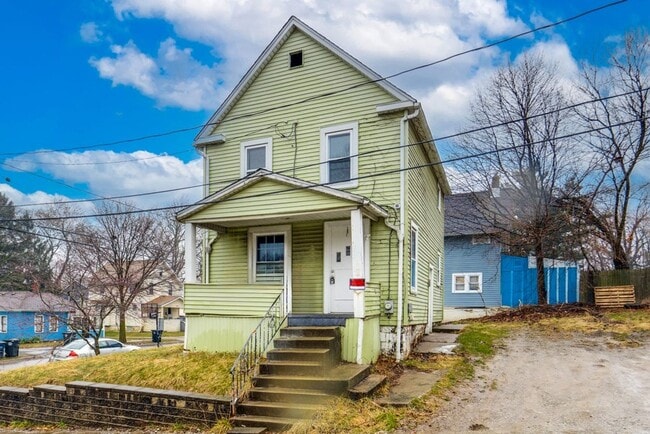 Spacious 3 Bedroom Akron Home - Spacious 3 Bedroom Akron Home