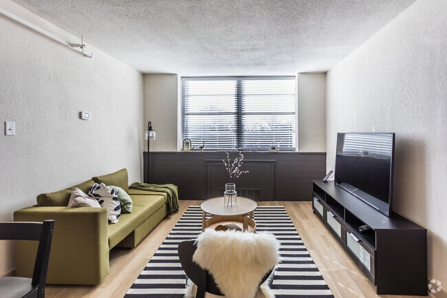 1BR, 1BA - 615SF - Living Room