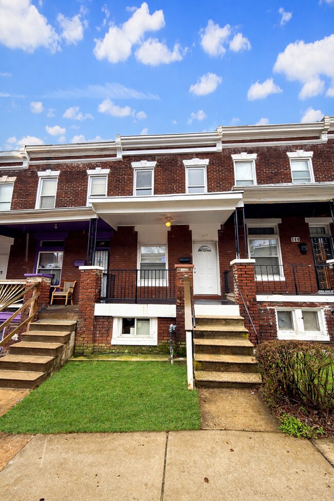 Building Photo - Beautiful 2BR + Den Home with 2 Baths, Modern Kitchen & Central AC