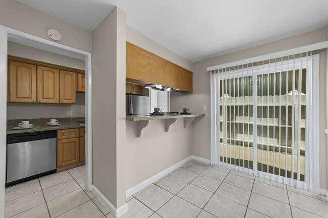 Cocina en Olive Tree Townhomes en Costa Mesa, California. - Olive Tree