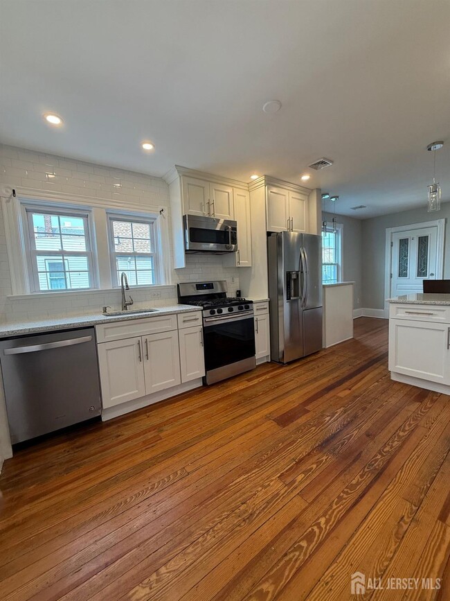 Building Photo - 187 Broad St Unit 2