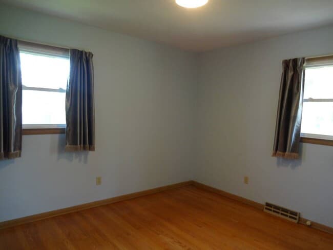 Photo - 5033 Regent Street