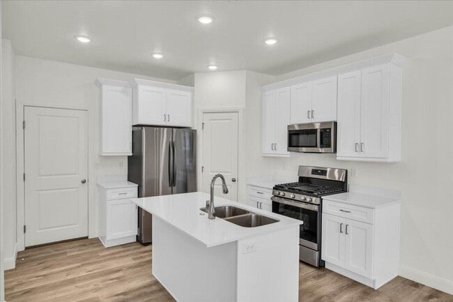 Building Photo - Bright & Stylish 3 Bedroom Townhome in Des...