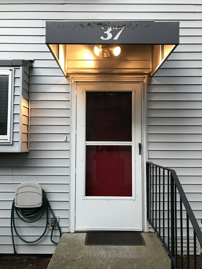 Building Photo - Nice 2 Bed/1.5 Bath Condo in Bellevue!