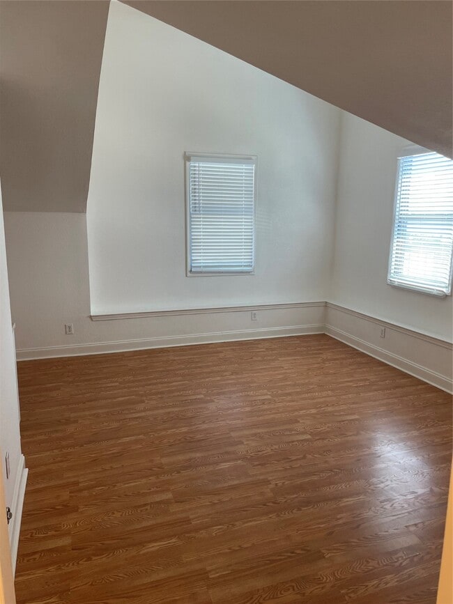 Building Photo - 2110 Chenevert St Unit 8