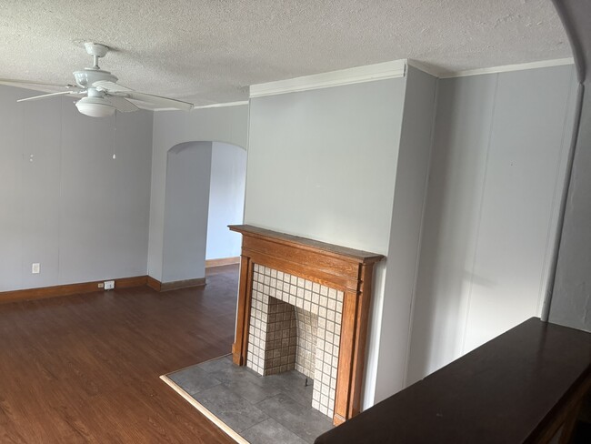 Photo - 806 E Deshler Ave