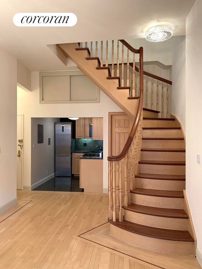 Photo - 25 W 70th St