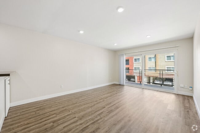 2BR, 2BA - 1050SF - Living Room