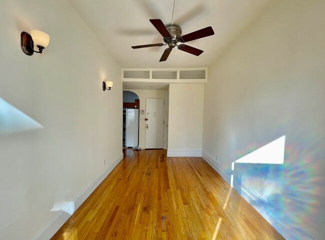 Photo - 22 W 68th St