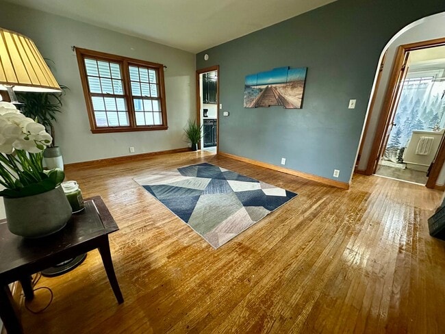 Building Photo - 4 Bed, 1.5 Bath Home for Rent in Waterloo ...
