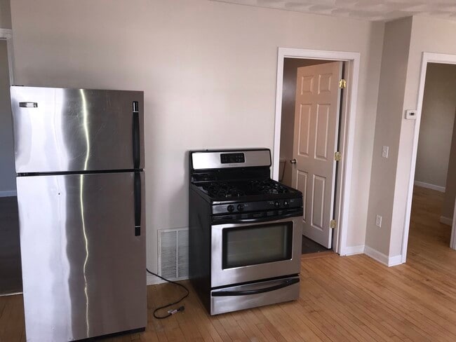 Kitchen/ dining area - 347 Woonasquatucket Ave Unit 1