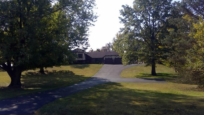Building Photo - Country Living