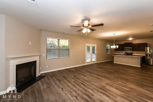 Photo - 828 Lake Chase