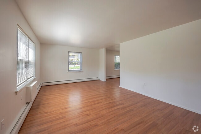 33 Kenneth St - 2 BD 1.5 BA