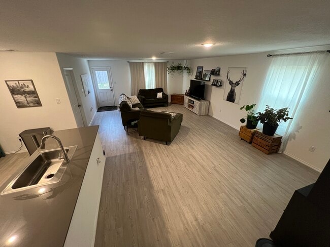 Photo - 7211 Green Sapphire