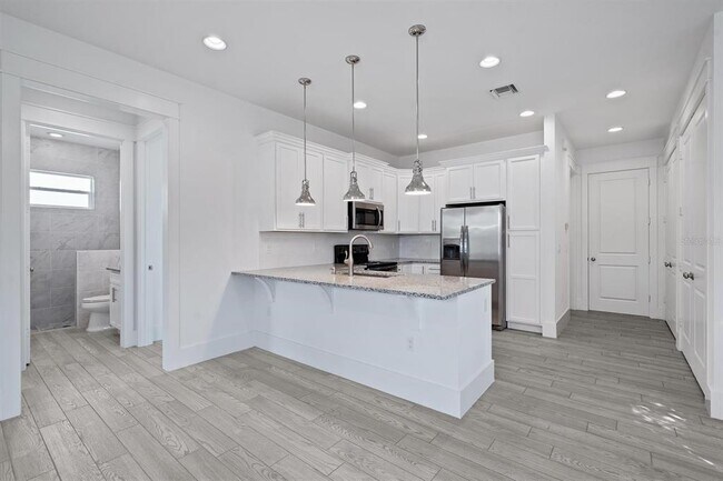 Photo - 667 SW Cleveland Ave Unit 2