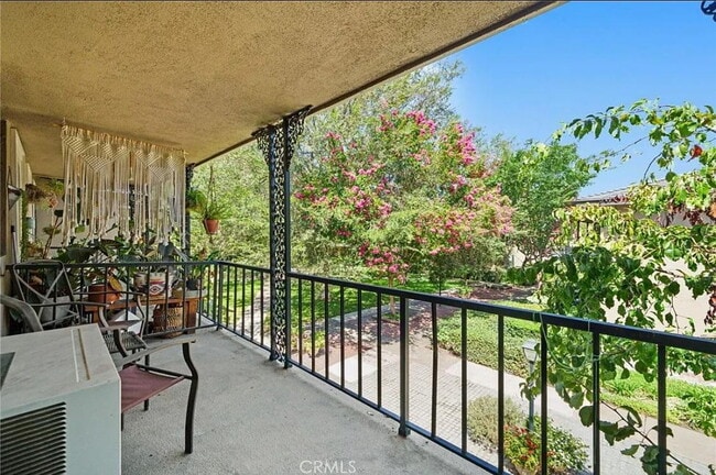 Building Photo - "Chic 1-Bed Apartment in Orange, CA with H...